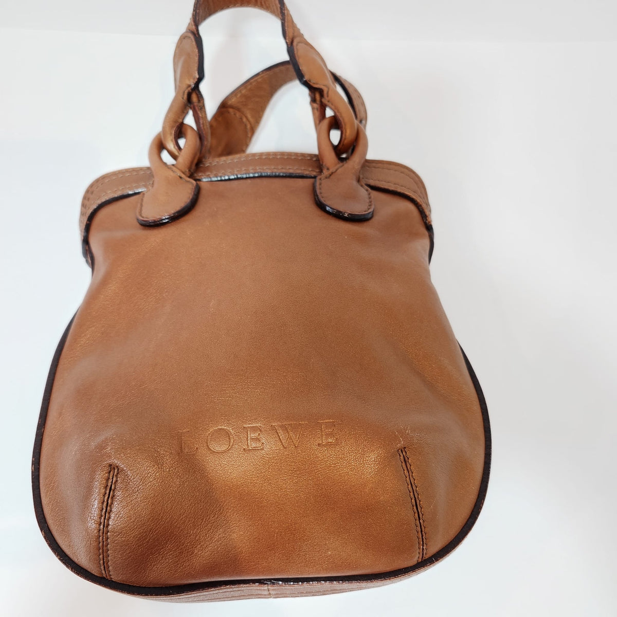 Loewe de cuero marrón con asas de eslabones y correa