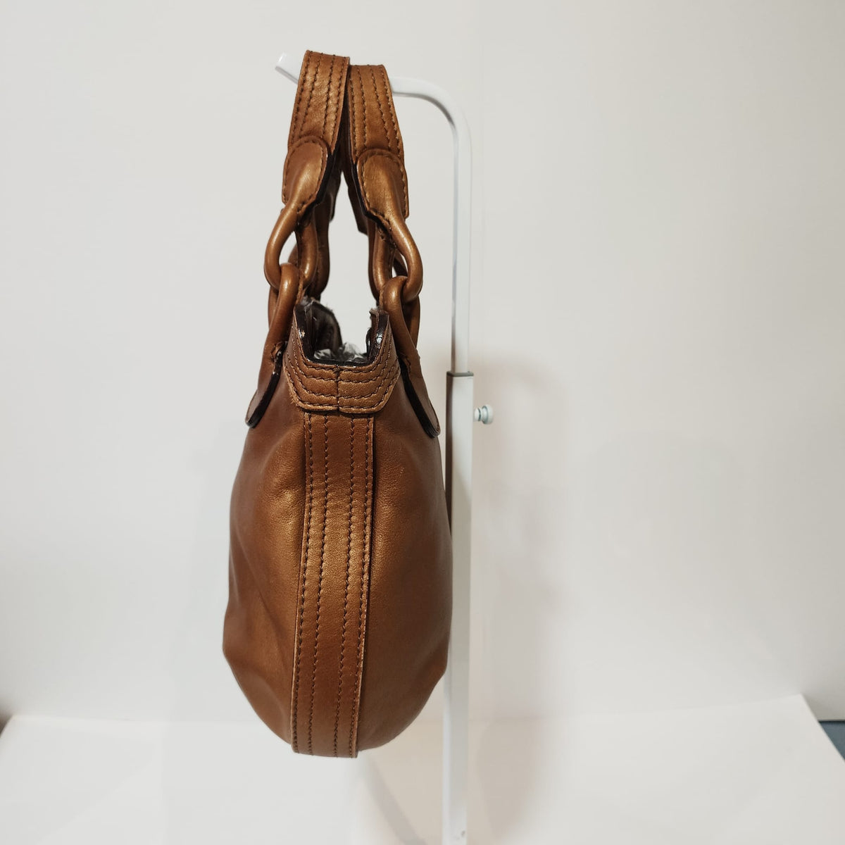 Loewe de cuero marrón con asas de eslabones y correa