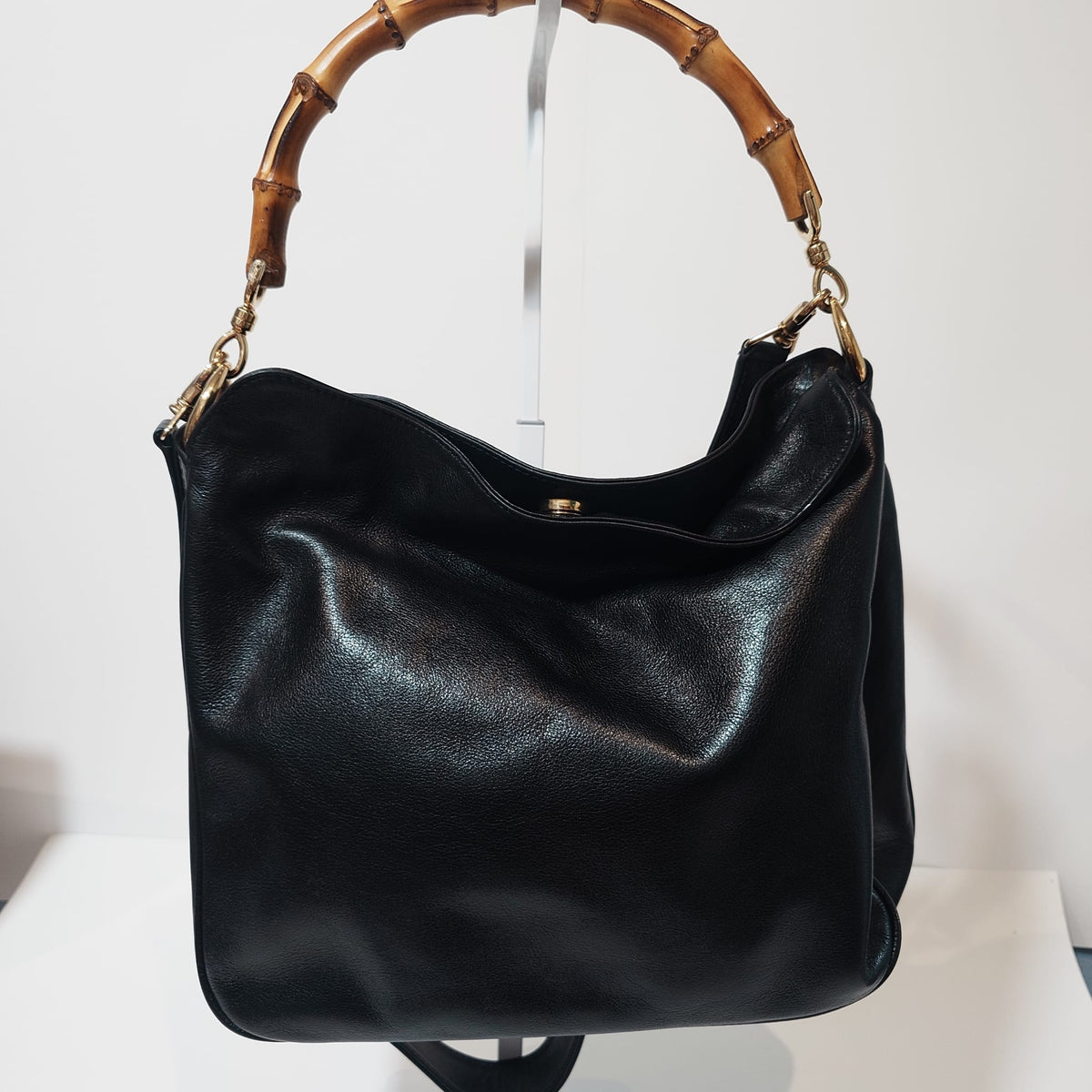 Vista lateral del bolso Gucci Bamboo
