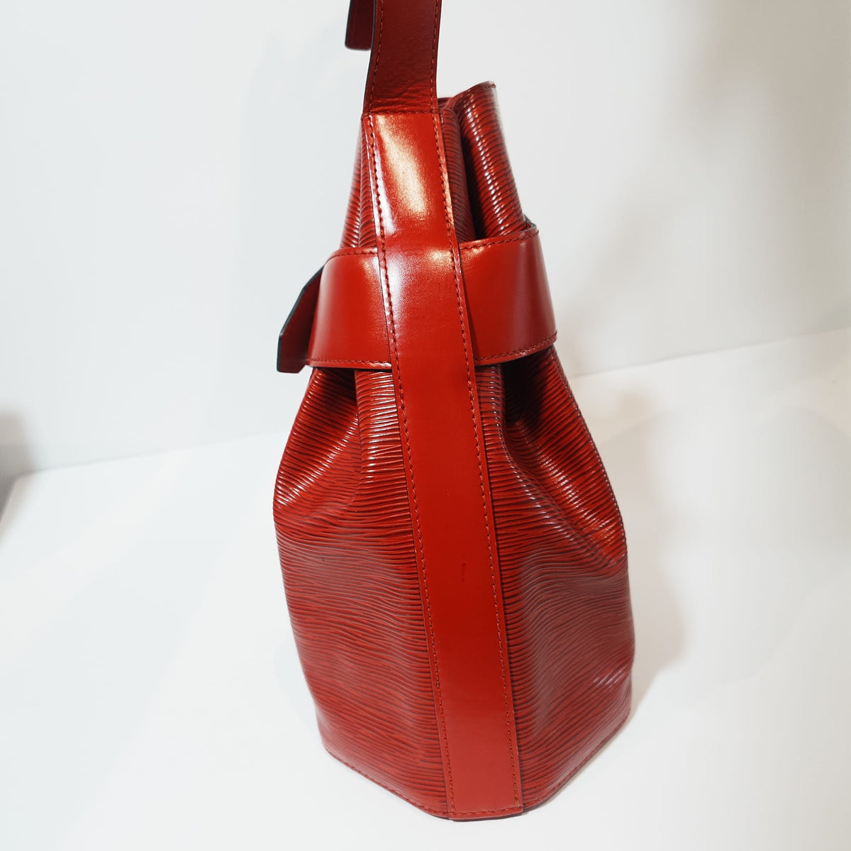 Louis Vuitton Sac De Paule en piel Epi roja