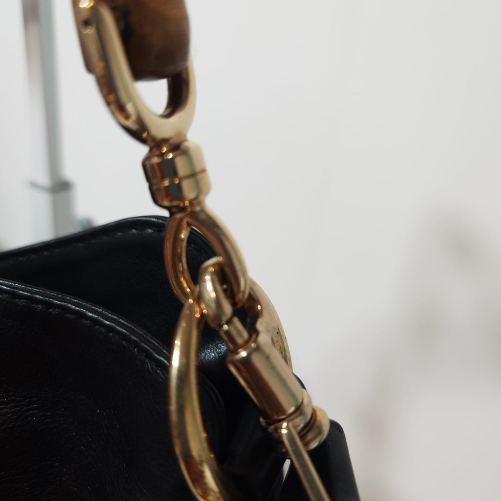 Detalle de los herrajes dorados del bolso Gucci Bamboo