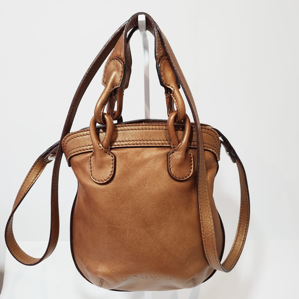 Loewe de cuero marrón con asas de eslabones y correa