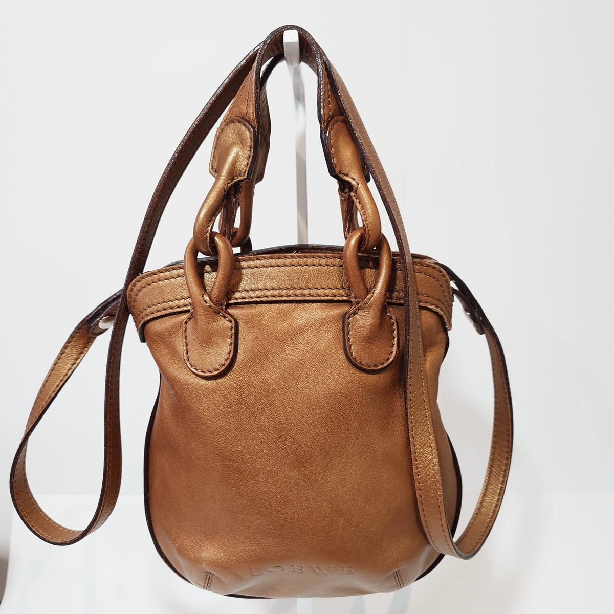 Loewe de cuero marrón con asas de eslabones y correa