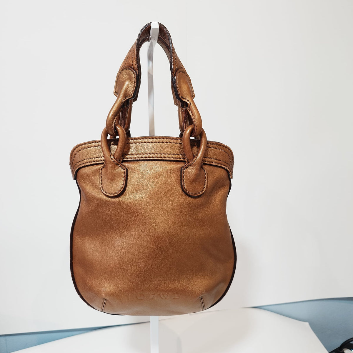 Loewe de cuero marrón con asas de eslabones y correa