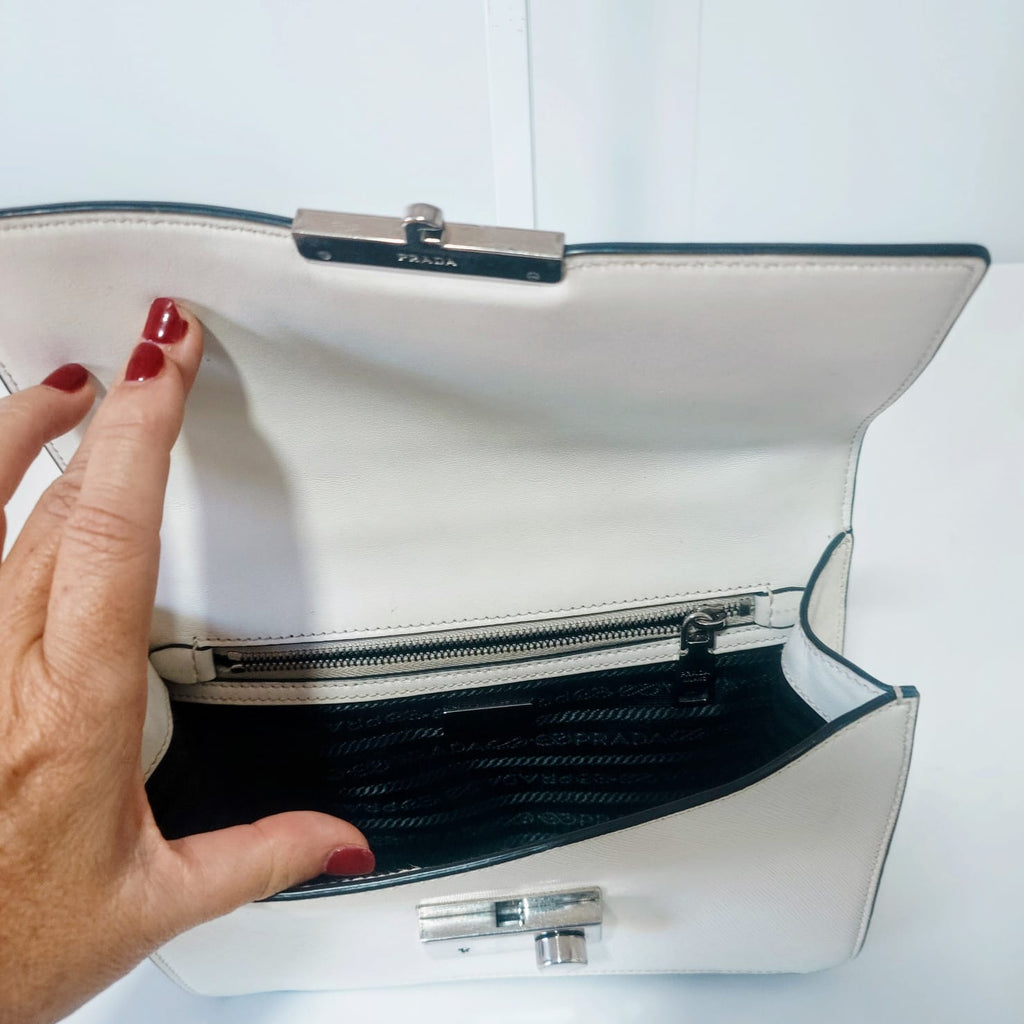 Prada de piel Saffiano blanca con cadena plateada