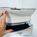 Prada de piel Saffiano blanca con cadena plateada