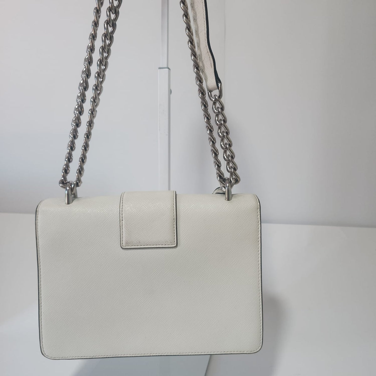 Prada de piel Saffiano blanca con cadena plateada