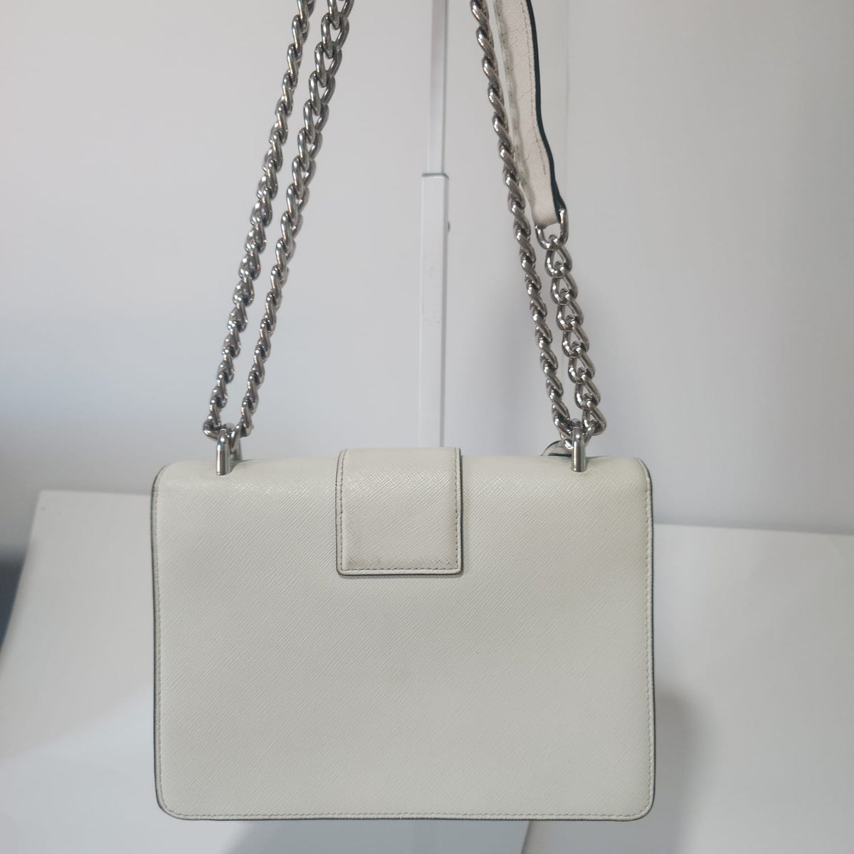 Prada de piel Saffiano blanca con cadena plateada