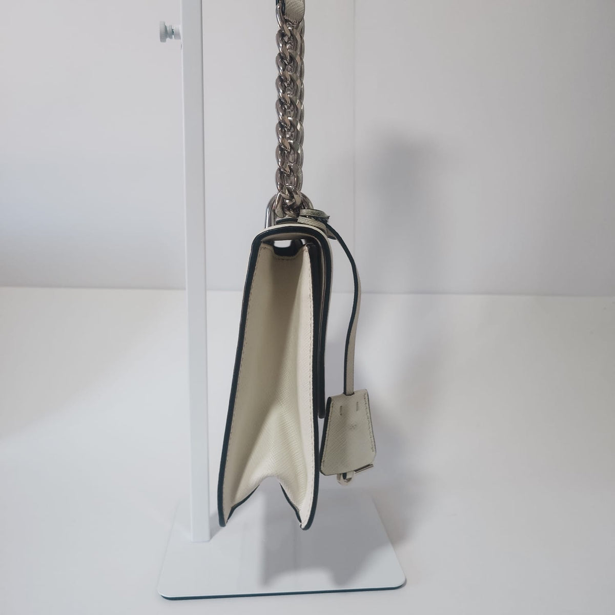Prada de piel Saffiano blanca con cadena plateada
