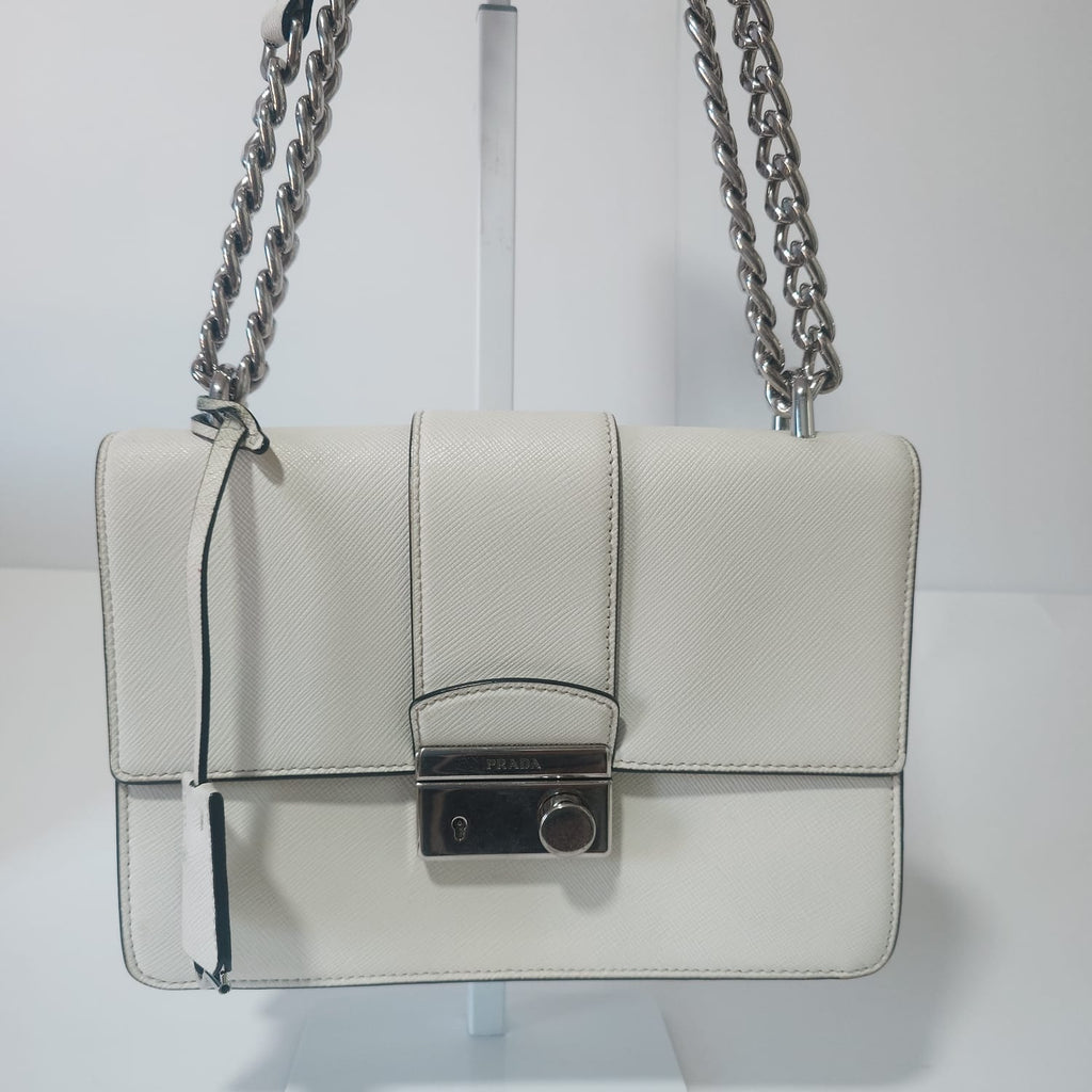 Prada de piel Saffiano blanca con cadena plateada