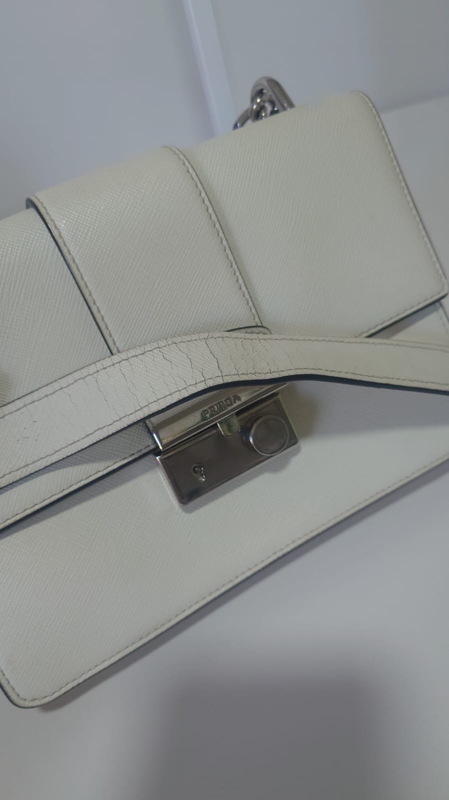Prada de piel Saffiano blanca con cadena plateada