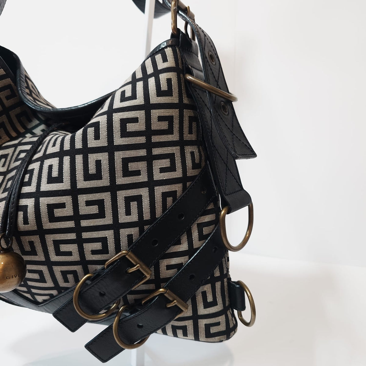 Interior del bolso Givenchy con bolsillo de cremallera