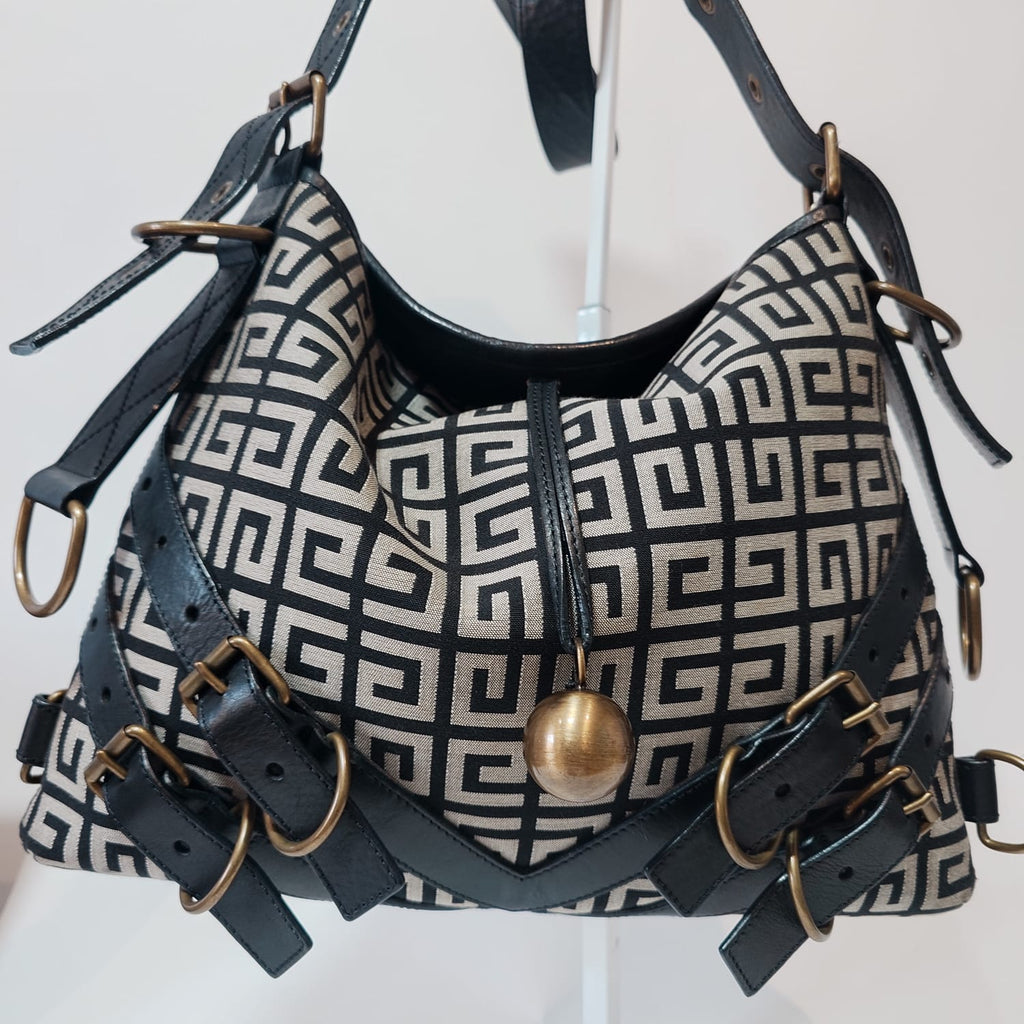 Detalle de las hebillas y el cuero del bolso Givenchy