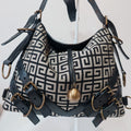 Detalle de las hebillas y el cuero del bolso Givenchy