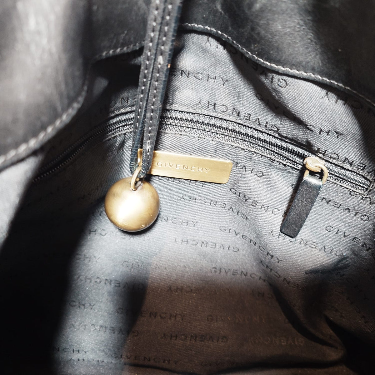 Detalle lateral del bolso Givenchy