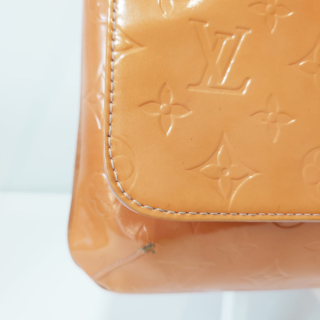 Detalle de la esquina y señales de uso del bolso
