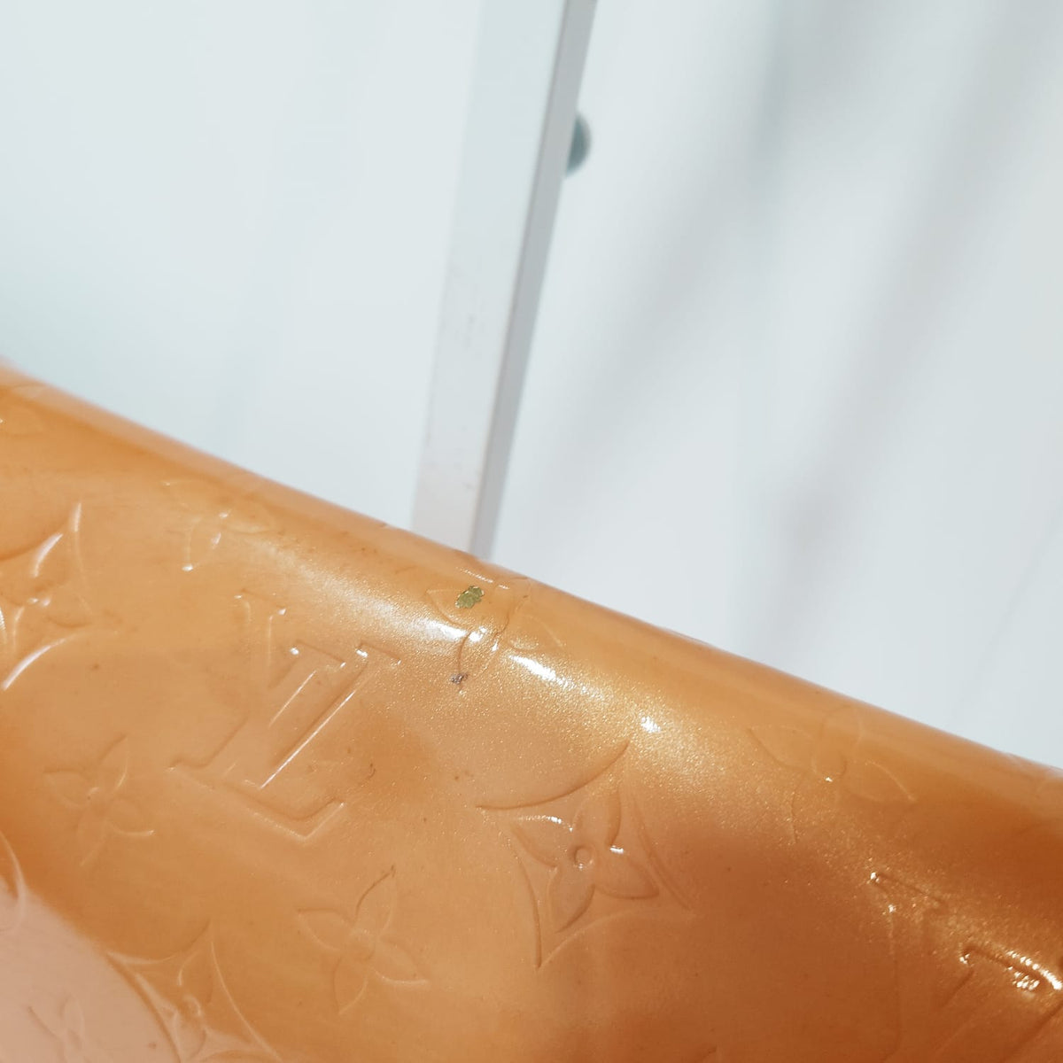 Detalle del charol y señales de uso