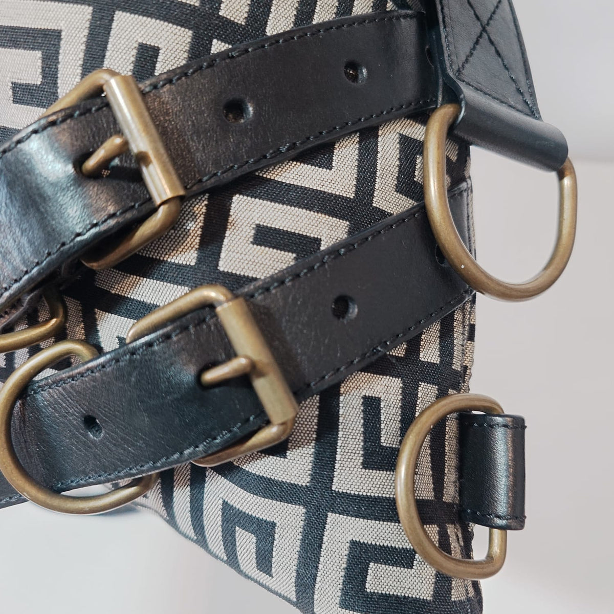 Vista completa del bolso Givenchy negro y blanco