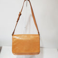 Vista completa del bolso Louis Vuitton Vernis Thompson amarillo con correa