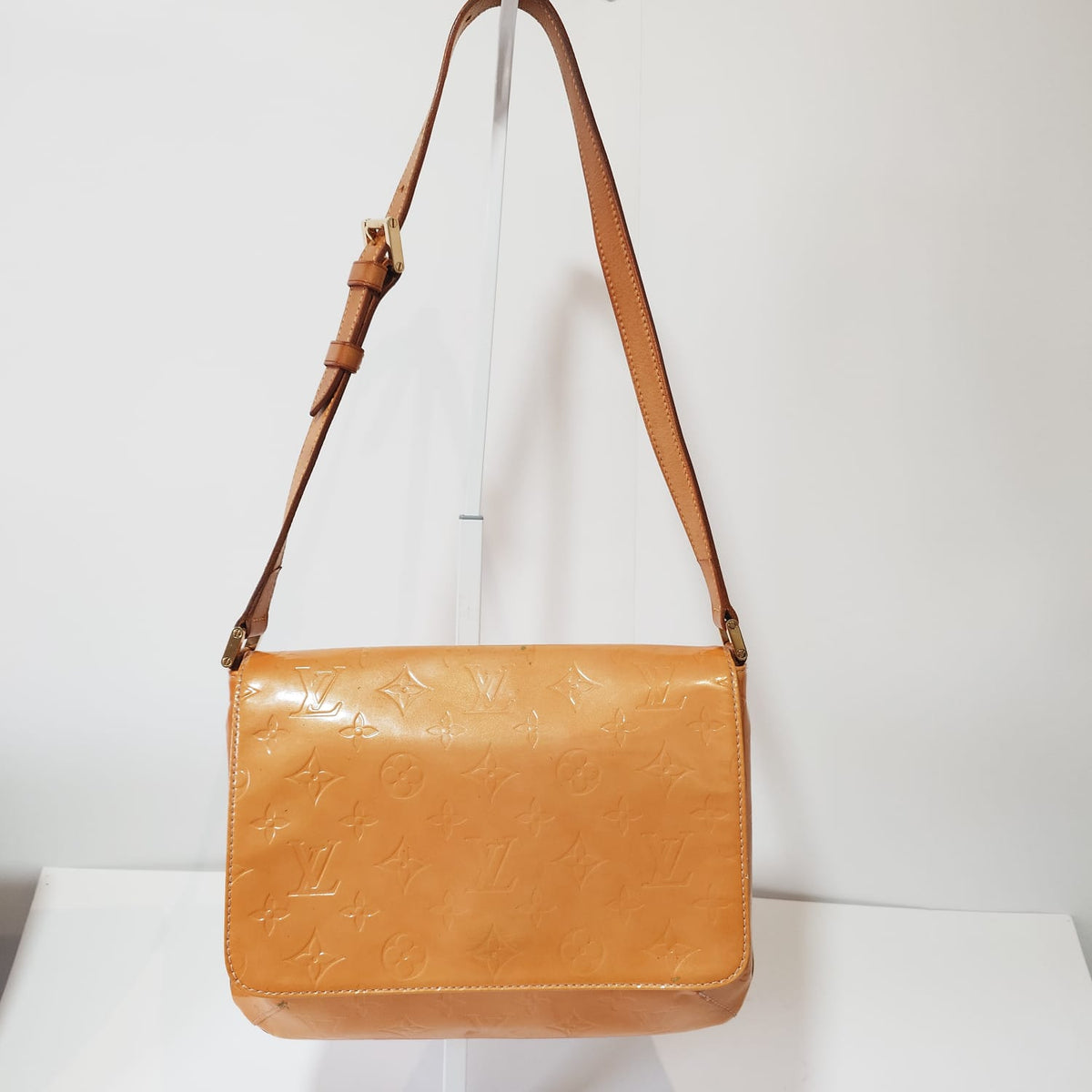 Vista completa del bolso Louis Vuitton Vernis Thompson amarillo con correa