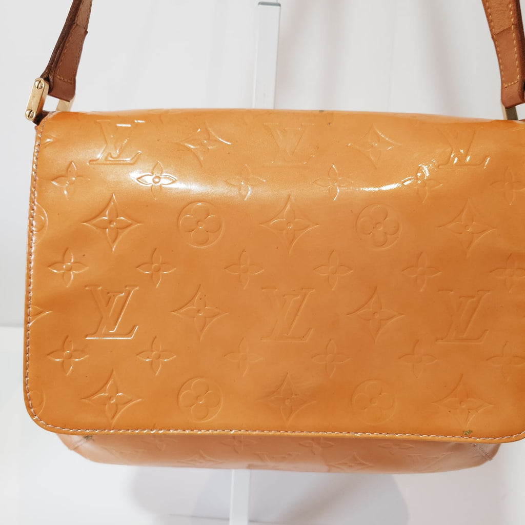 Vista frontal del bolso Louis Vuitton Vernis Thompson amarillo