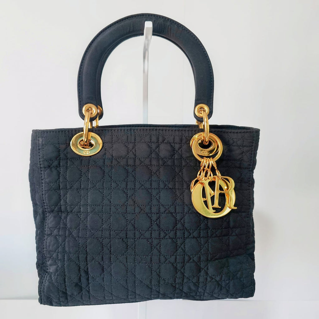 Detalle de las letras colgantes y herrajes del Lady Dior
