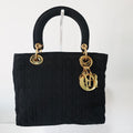 Vista frontal del Christian Dior Lady Dior Cannage negro con letras doradas