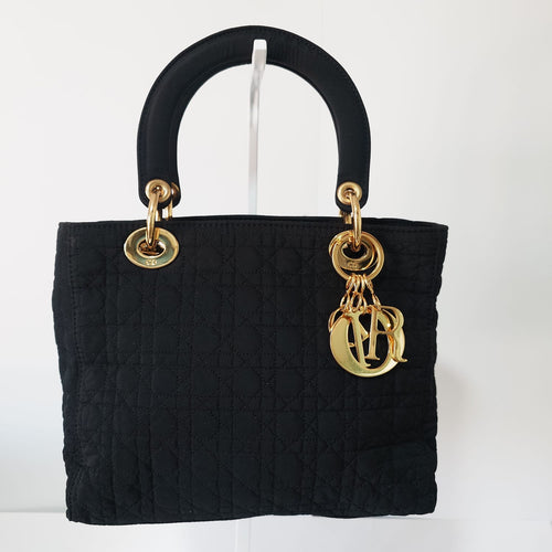 Vista frontal del Christian Dior Lady Dior Cannage negro con letras doradas