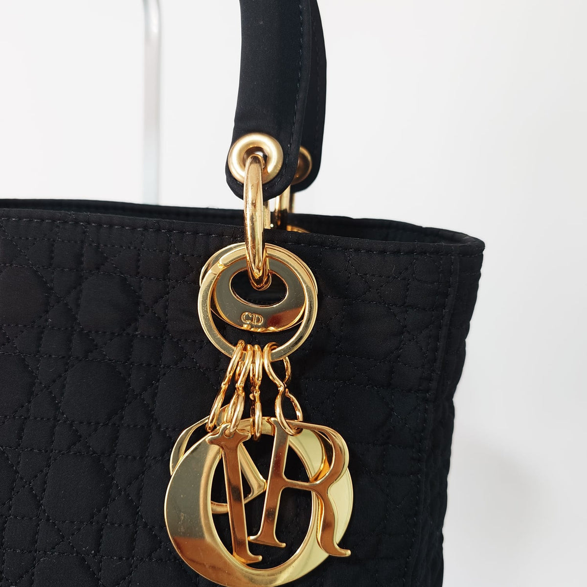 Vista trasera del Christian Dior Lady Dior negro